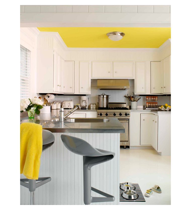 deco-contemporaine-cuisine-blanche-peinture-plafond-jaune