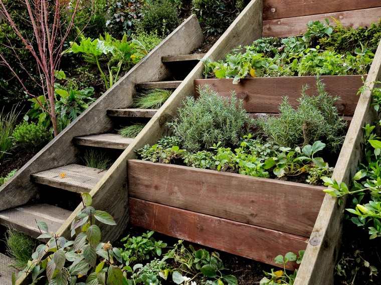 escalier de jardin bois diy idée jardinières terrain en pente