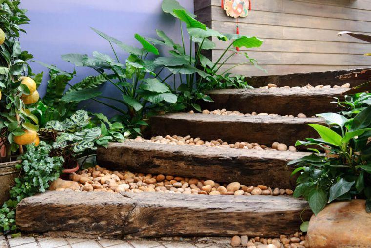escalier-de-jardin-terrassement-bois-cailloux
