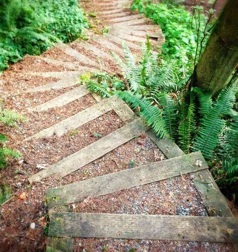escalier-jardin-terrain-en-pente-dalles-bois-exterieur