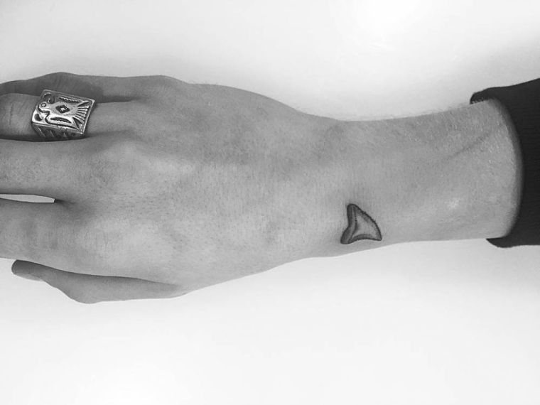 idée tatouage marin dent-requin-petit-tattoo-femme