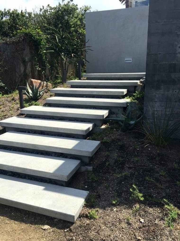 escalier en béton extérieur idée aménager terrasse