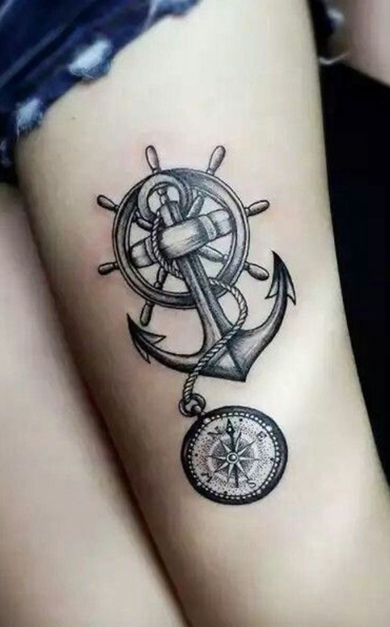 tatouage-boussole-gouvernail-theme-ocean-voyage-marin