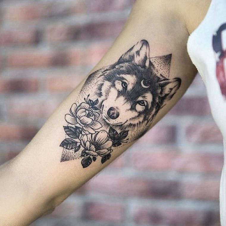 tatouage loup bras-femme-modele