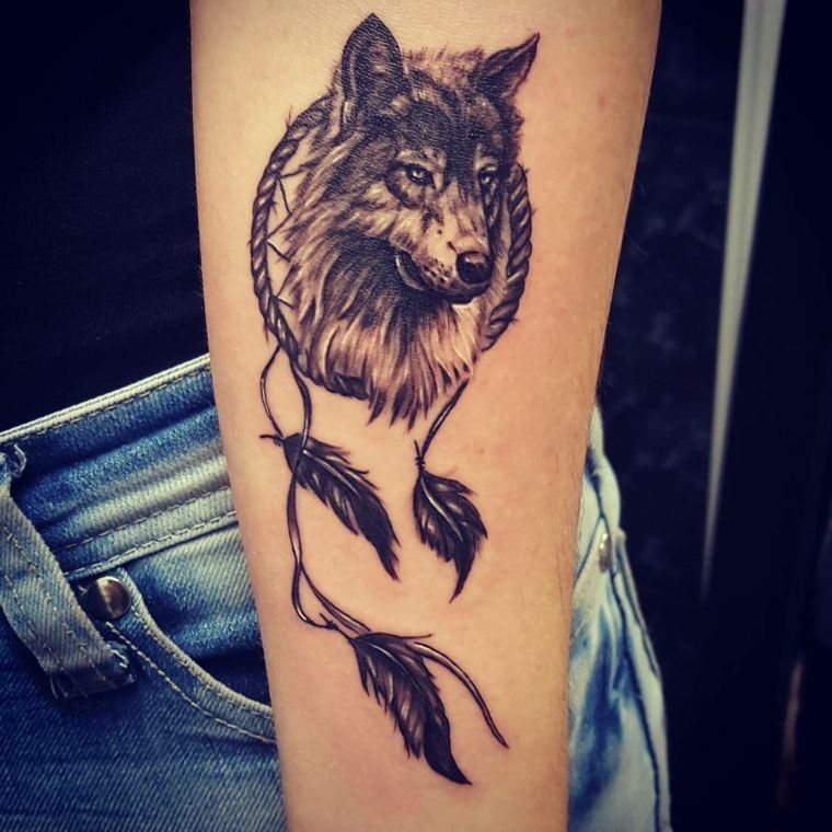 tatouage loup tete-bras-femme