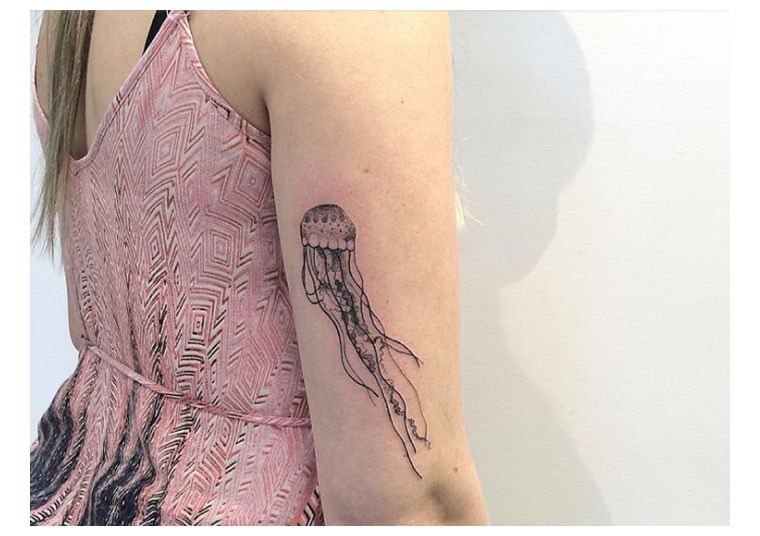 tatouage-motif-marin-bras-femme-meduse