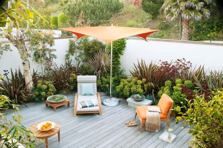 jardin minimaliste déco jardin moderne idée chaise longue bois parasol