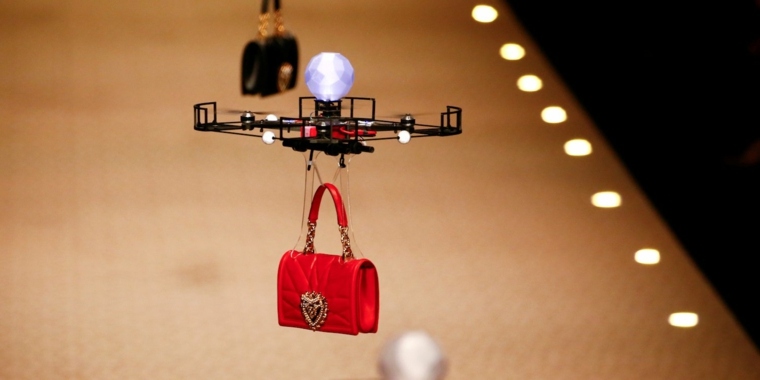 Fashion week Milan 2018 drones-sac-main-rouge-dolce-gabbana