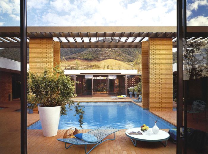 abri-piscine-pergola-briques-aluminium-exterieur-design