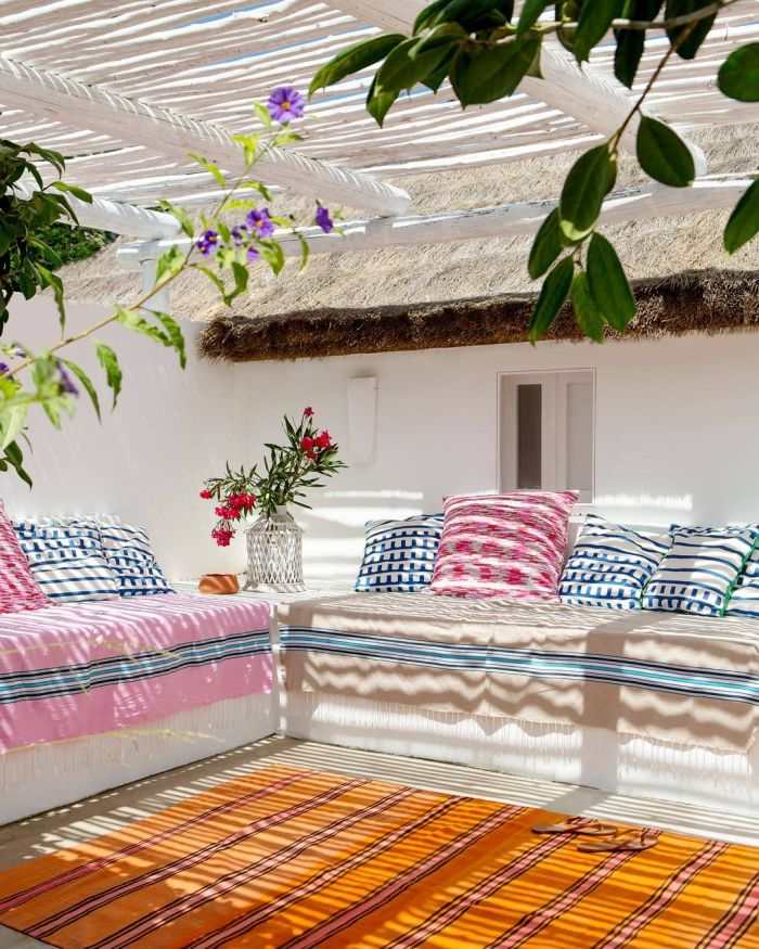 abri terrasse bois-peinture-blanche-design-mediterraneen-idee