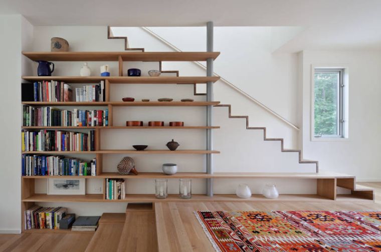 aménagement bibliothèque maison bois-meuble-design-moderne-sous-escalier