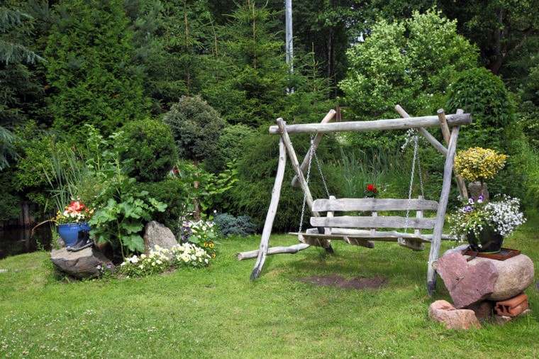 balançoire jardin idée aménager espace extérieur bois