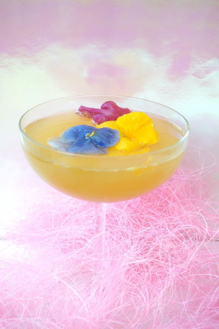 cocktail-avec-fleurs-comestibles