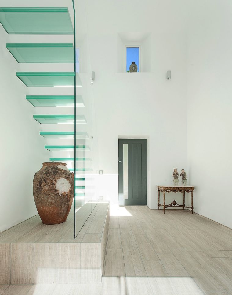 escalier-design-interieur-marches-verre-deco-petite-entree