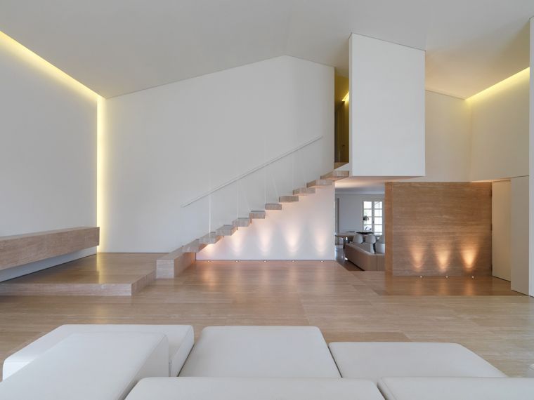 escalier intérieur design minimaliste-bois