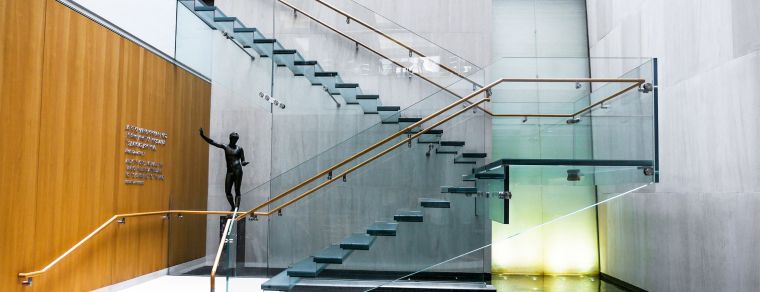 escalier-minimaliste-interieur-moderne-verre