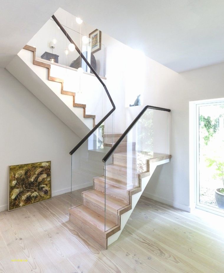 escalier-moderne-design-bois-garde-corps-verre
