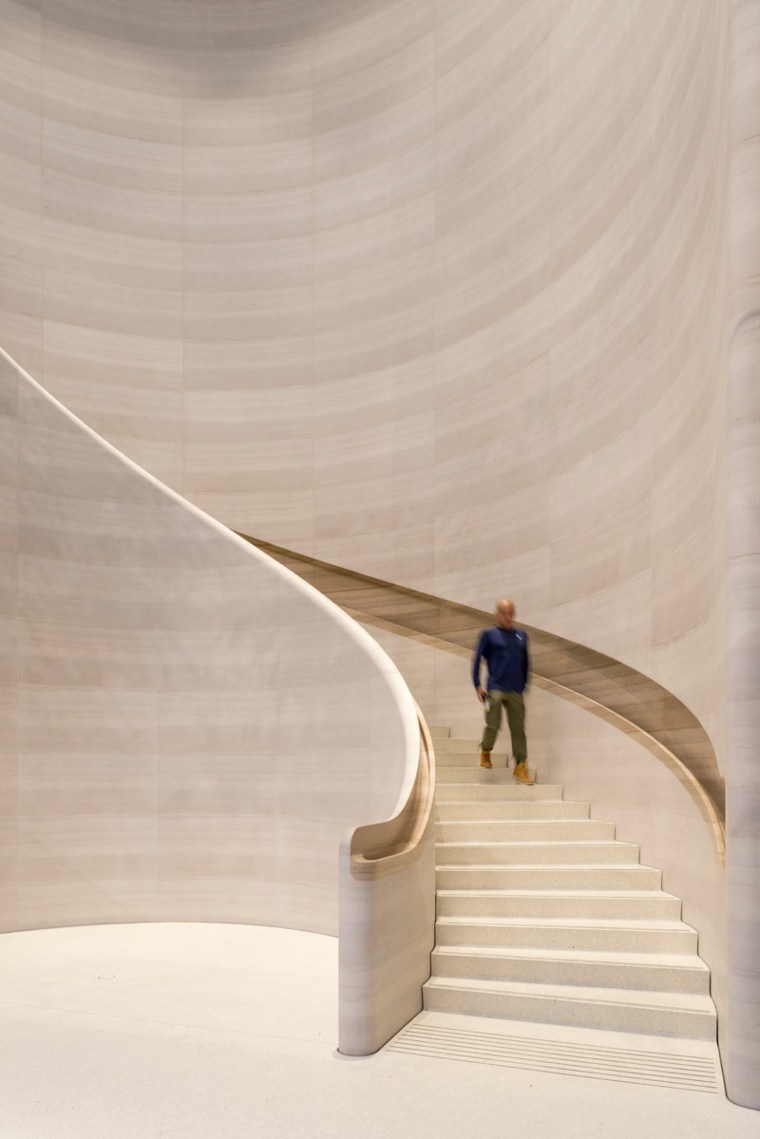 magasin Apple escalier-architectural-pierre-realise-main