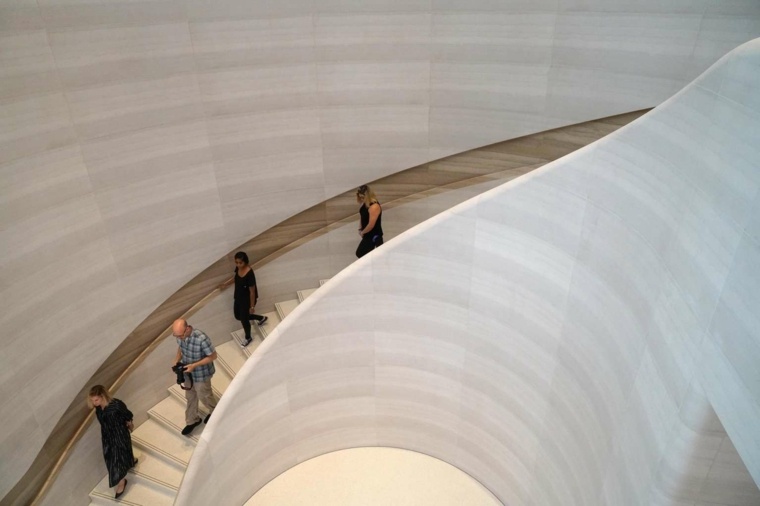 magasin Apple escalier-architectural-pierre-visiteurs