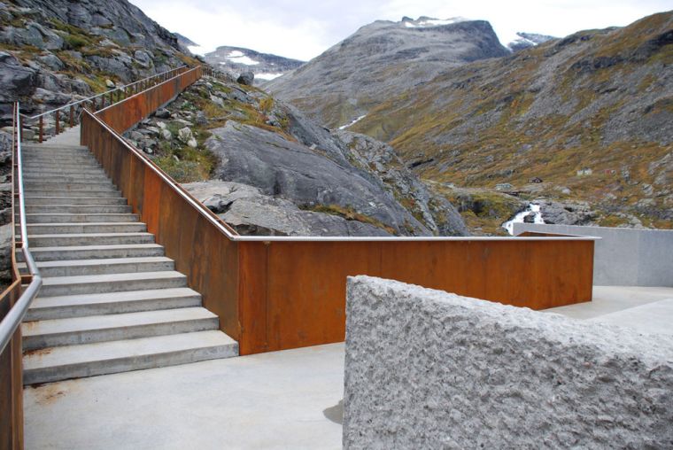 main-courante-acier-corten-escalier-beton