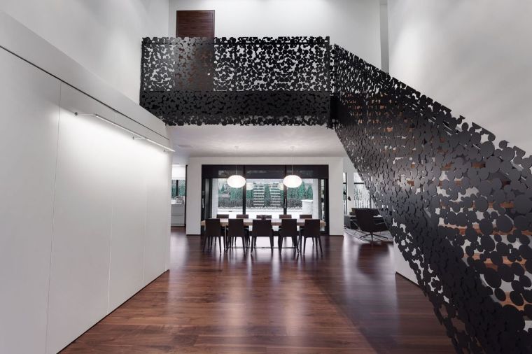rampe-escalier-interieur-design-metal-noir-maison-architecte