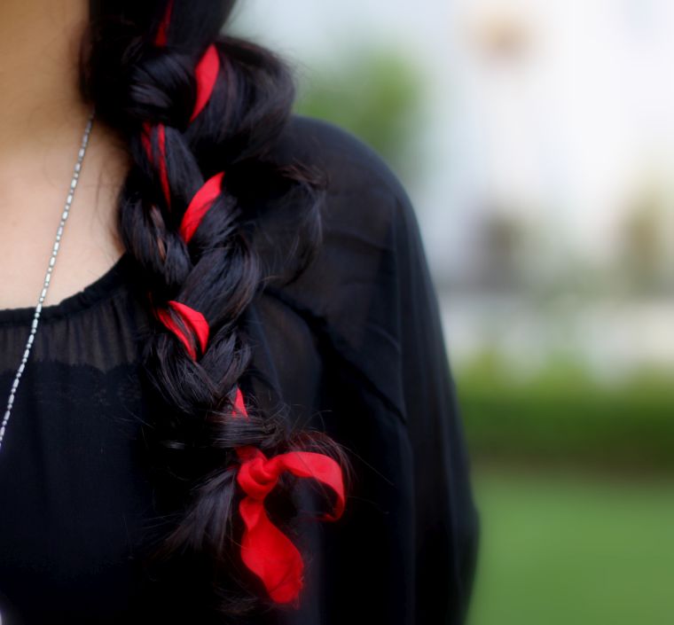 ruban-coiffure-tendance-tresse-cheveux-noir-accessoire-rouge