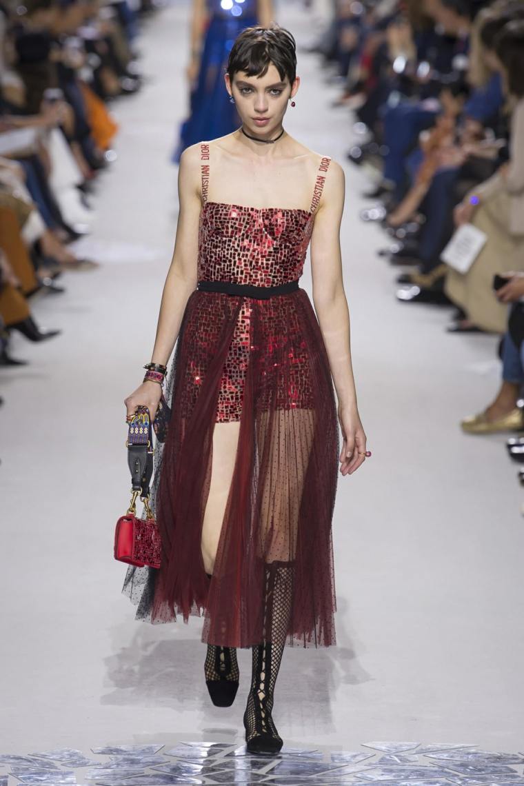 tendance printemps été 2018 chez-Dior-tulle-paillettes-rouge-bordeaux