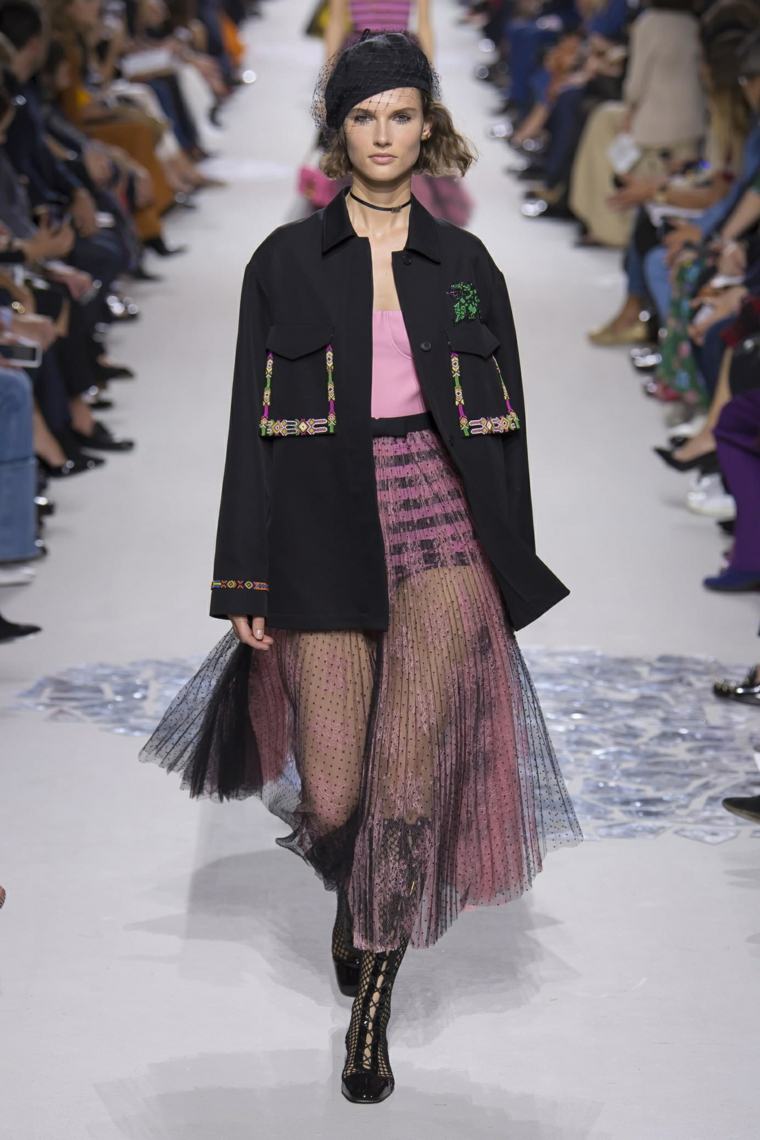 tendance printemps été 2018 chez-Dior-tulle-rose-fonce-rayures-veste-noire