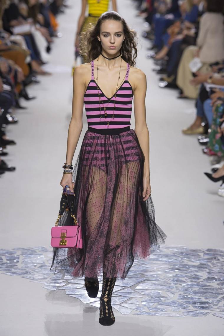 tendance printemps été 2018 chez-Dior-tulle-tenue-rayures-noir-rose-fonce