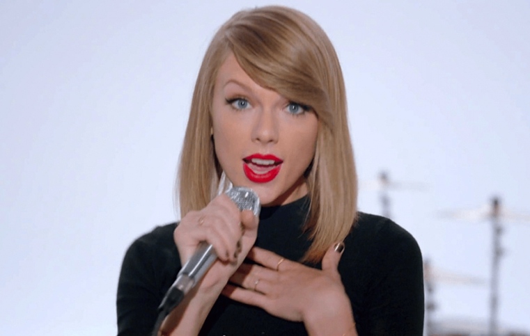 Taylor-Swift-cheveux-moyens