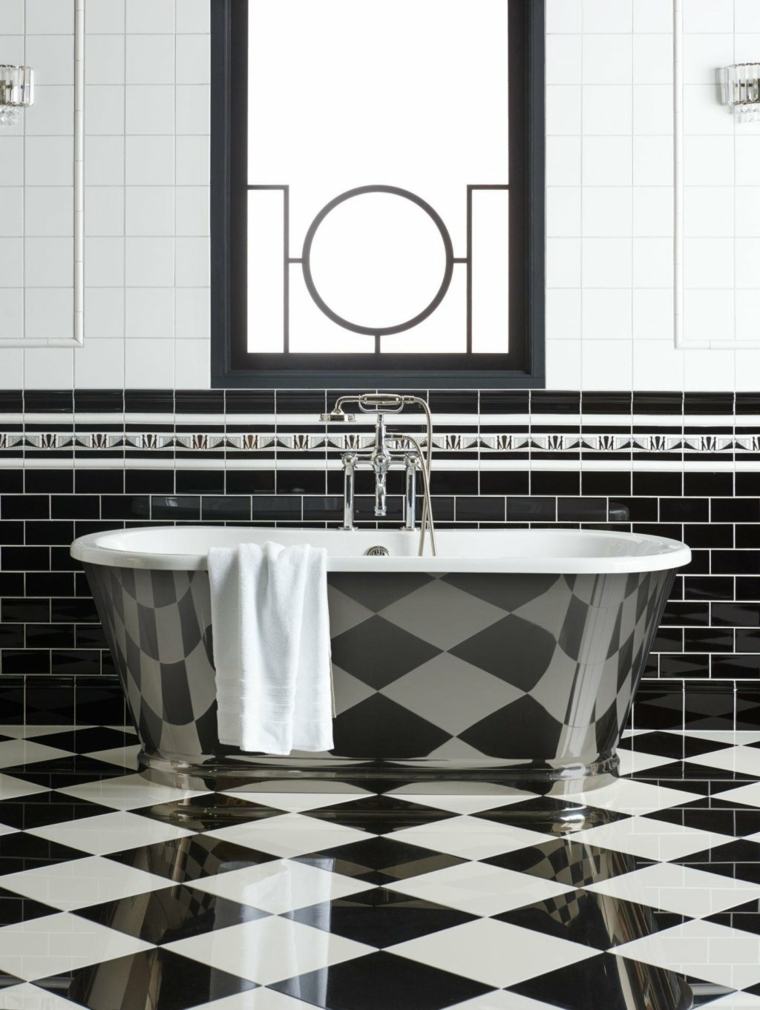 carrelage salle de bain noir et blanc luxe-baignoire-argent-fonce