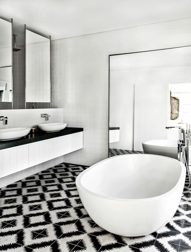 carrelage salle de bain noir et blanc luxe-baignoire-blanche