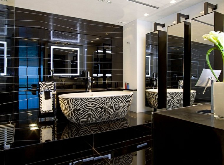 carrelage salle de bain noir et blanc luxe-baignoire-motif-zebre