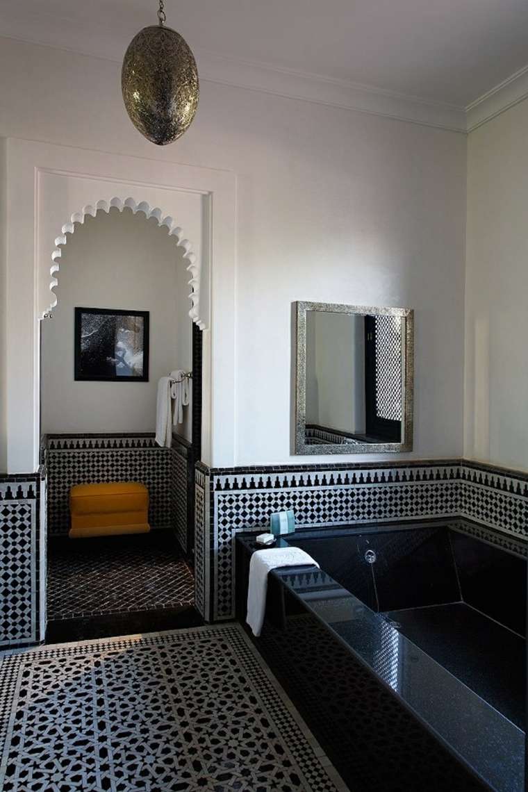 carrelage salle de bain noir et blanc luxe-marocaine