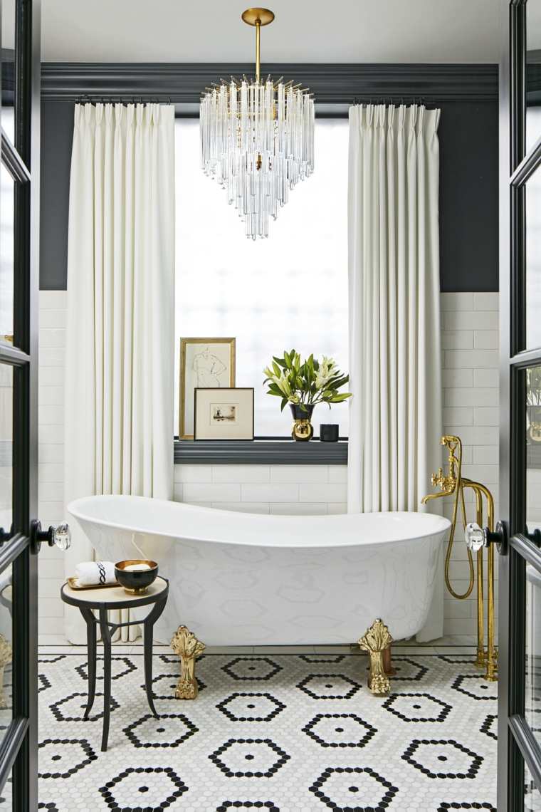 carrelage salle de bain noir et blanc luxe-robinet-or-lampe-cristal