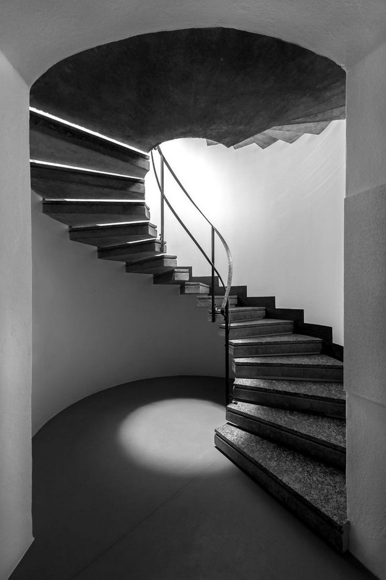 escalier-gris-interieur-design-escalier-en-colimacon