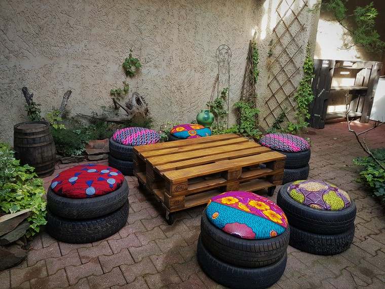 mobilier de jardin pas cher palette bois table basse pneus coussins