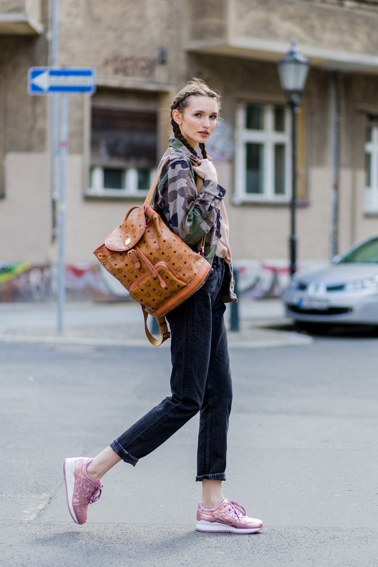 street style femme look jeans idée veste sac à dos