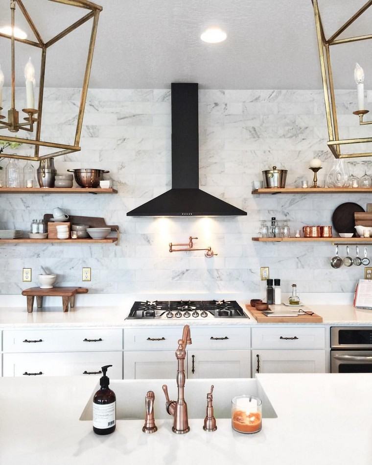 modèle cuisine minimaliste hotte aspirante mur marbre étagères