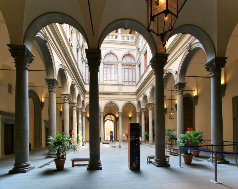 palazzo strozzi hall-portique-colonade