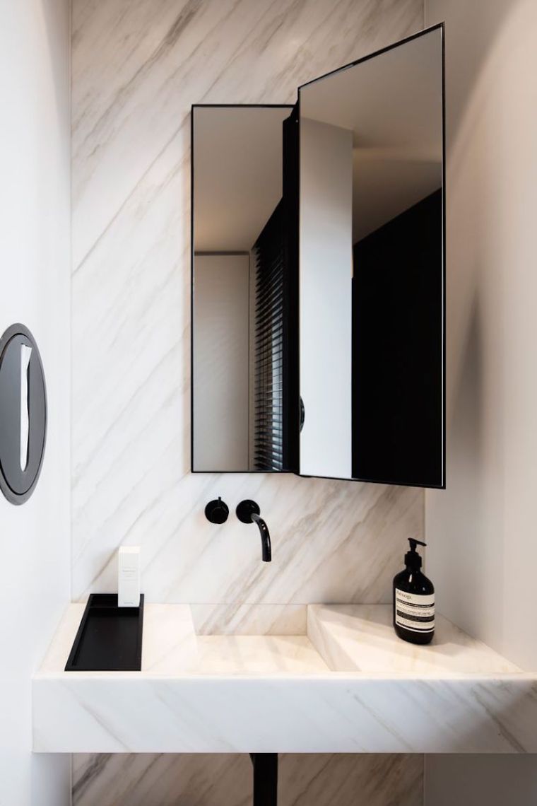 robinet noir mural-salle-de-bain-parement-marbre