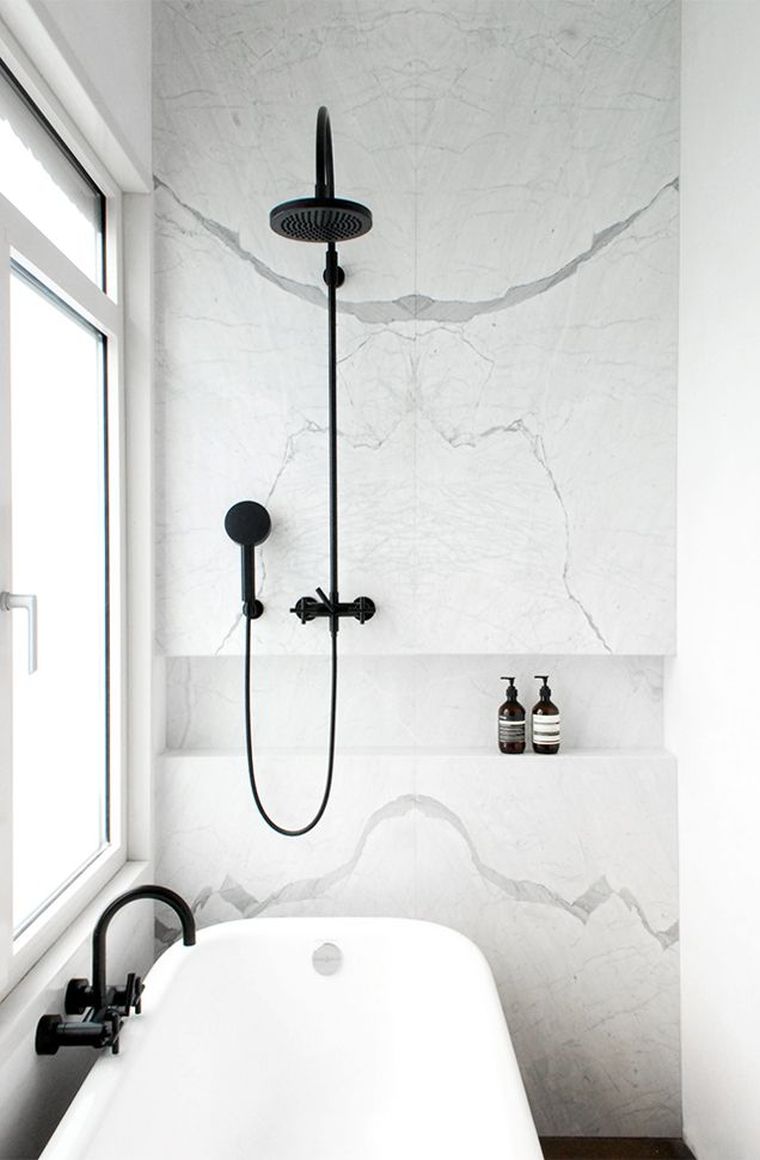 salle-de-bain-blanche-et-noire-design-marbre-robinetterie-noire