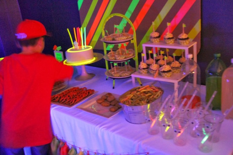 anniversaire fluo party collation