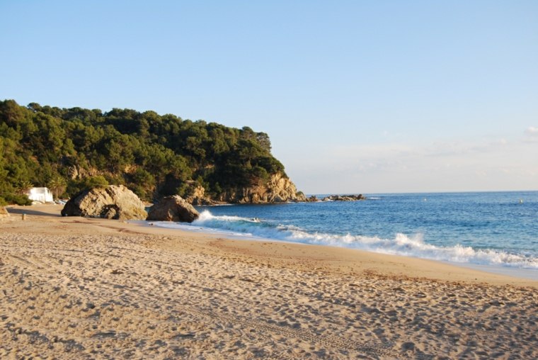 croisière en Méditerranée Cala-Canyelles-direction-Tossa-Mar-plage-sable-Lloret-del-mar