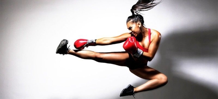 femme-qui-fait-du-Kickboxing