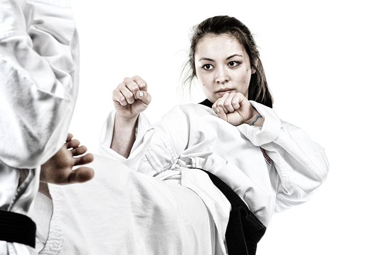 femme-qui-fait-du-Taekwondo
