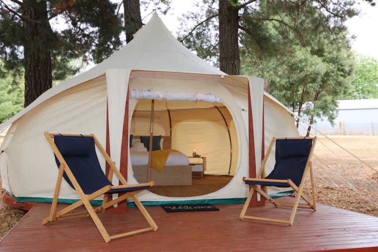 glam-camping-terrasse-bois-chaises-transat