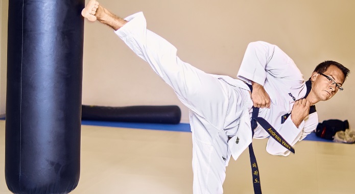 homme-qui-fait-du-taekwondo
