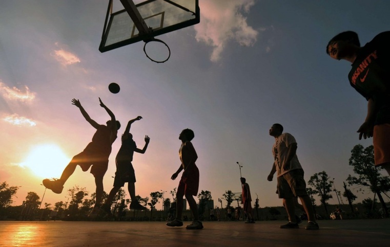 jouer-au-Basketball-exterieur