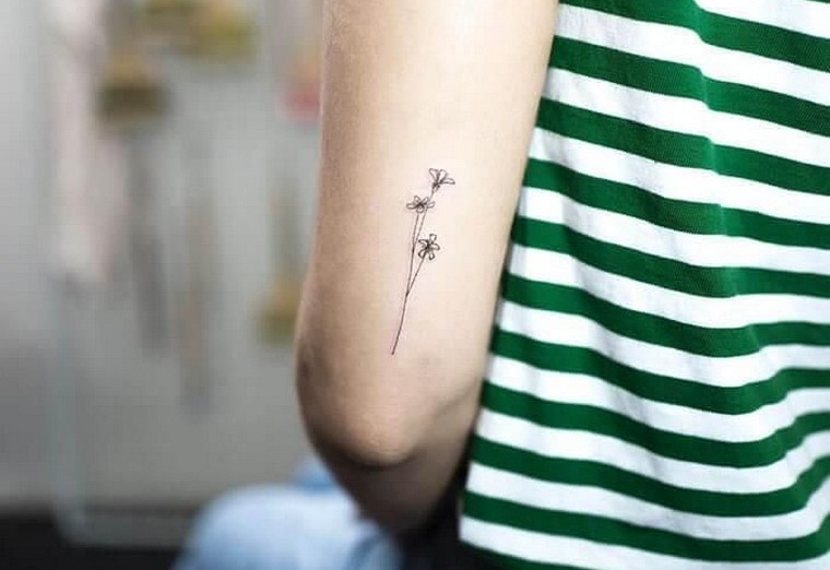 tout petit tatouage original poignet idée tatouage fleur bras fille